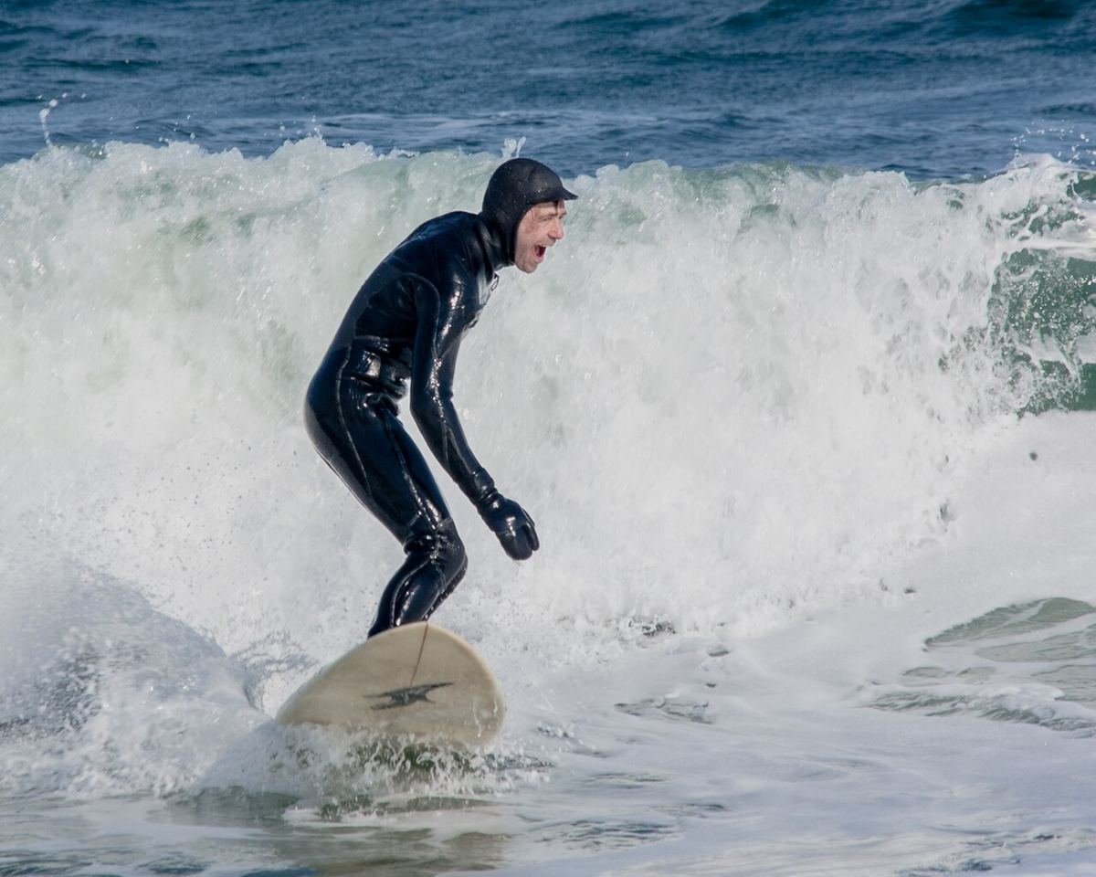 Dicker Neoprenanzug, Haube und Handschuhe: die Uniform fürs Kaltwassersurfen.