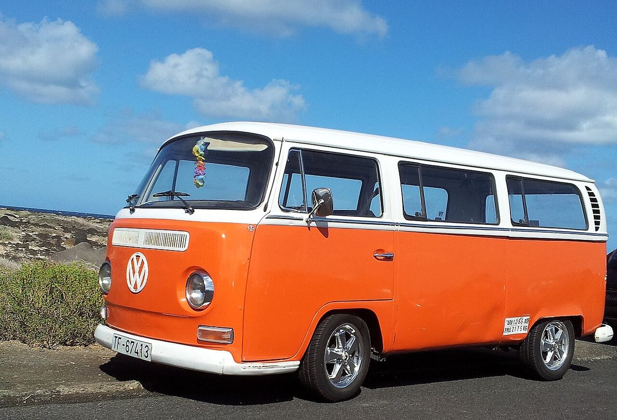 Ein Volkswagen T2 am Meer auf Lanzarote: der Geist des Surftrips.