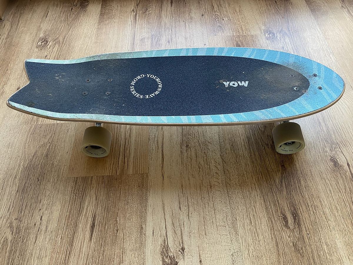 Ein Surfskate mit Fishtail, das beliebteste Trainingsgerät an Land.