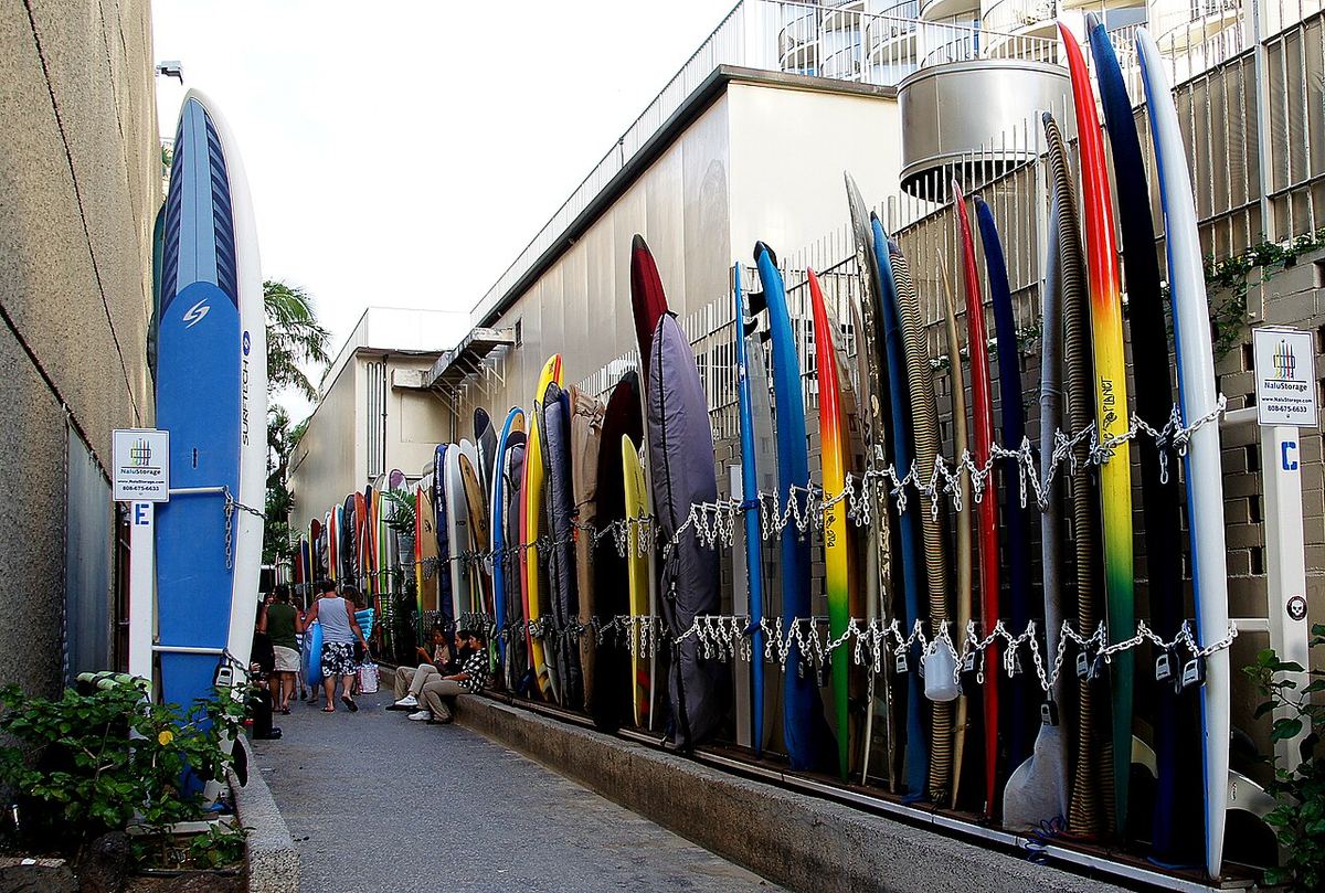 Boards auf einem Straßenständer in Waikiki (Hawaii).