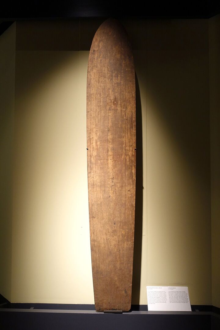 Hawaiianisches Holzboard von 1887 im Ethnologischen Museum Berlin: keine Finnen, kein Schaum und kaum Rocker.