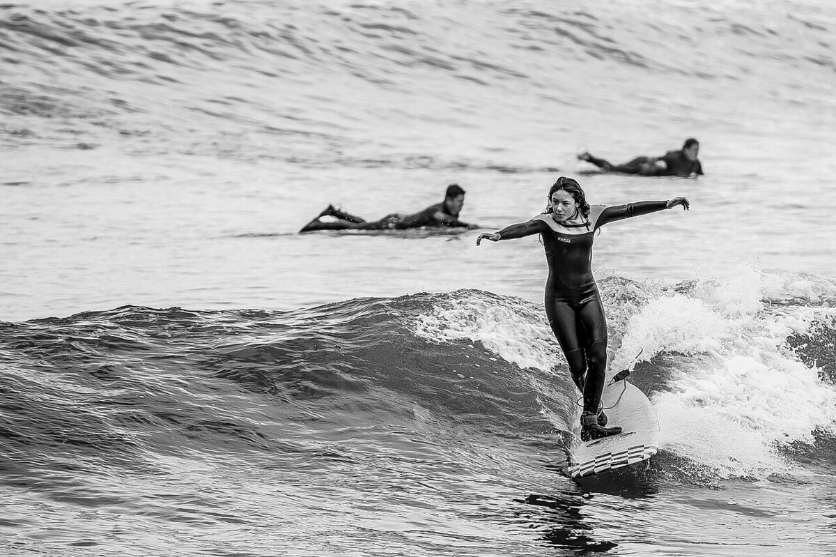 Walking auf einer kleinen, sauberen Welle, dem idealen Terrain des Longboards.