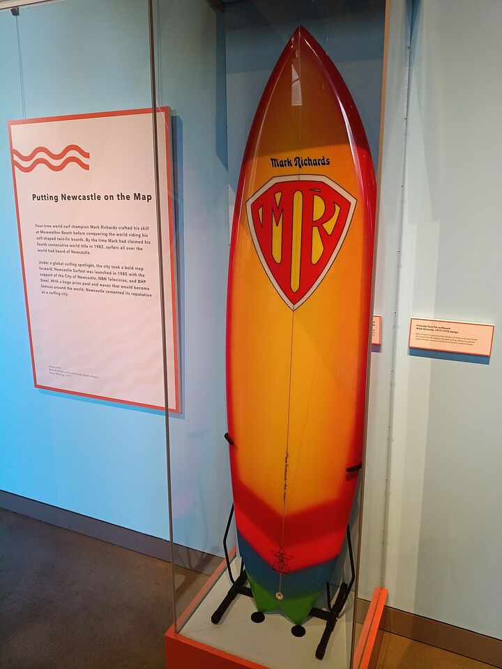 Mark Richards' Twin Fin „Free Ride“ mit Swallow Tail im Newcastle Museum (Australien).
