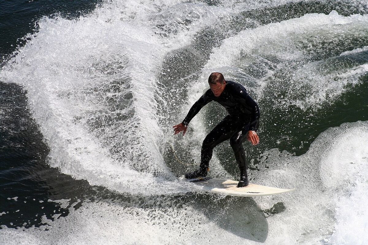 Ein enger Turn mit dem Shortboard, dem Board für den kritischsten Teil der Welle.