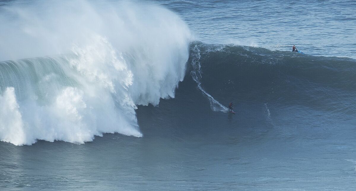 Riesenwelle in Nazaré (Portugal): das Revier von Guns und Tow-in.
